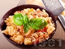 Рецепта Паста с пиле, чушки, лук, чери домати и босилек